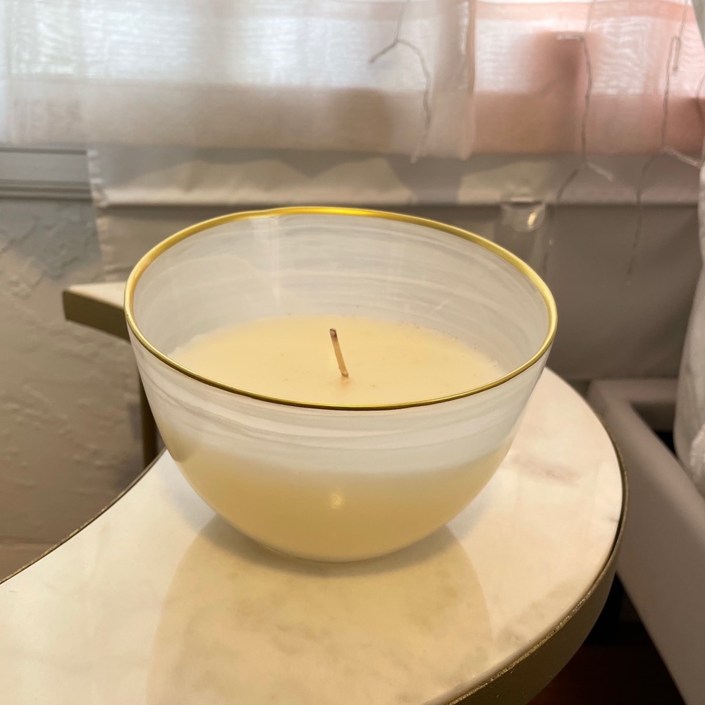 Vanilla scented artisan candle